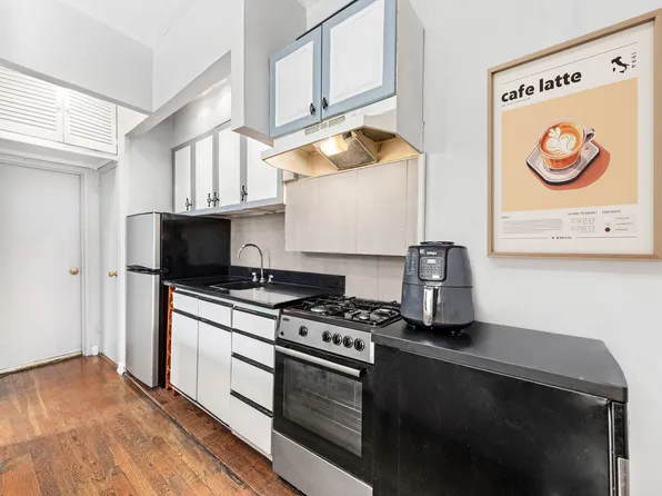459 Hudson Street image 2 of 4