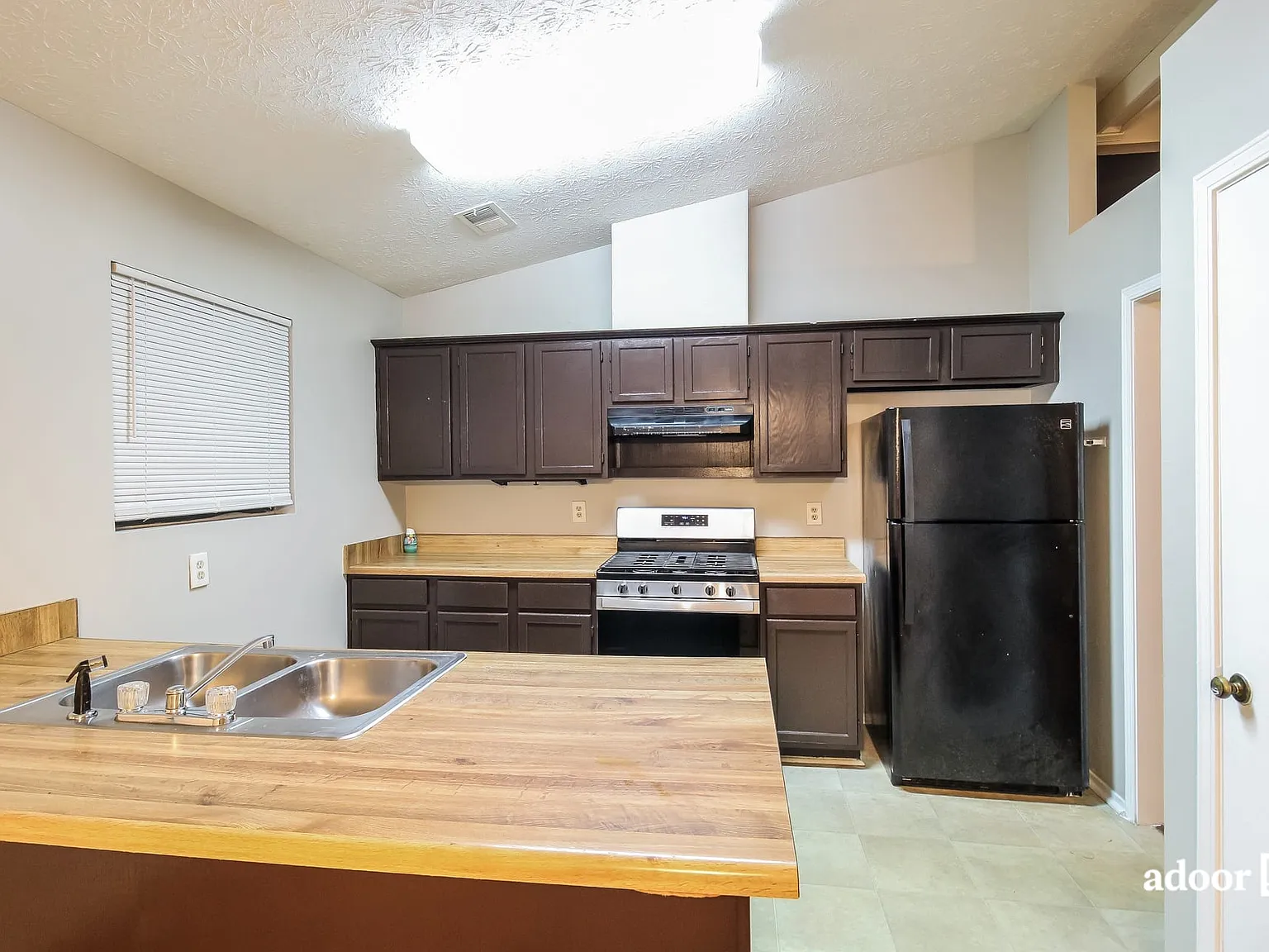 3 bed, 3.0 bath, 1817 sqft, $1,795 — Photo 2