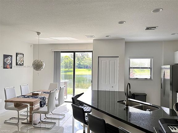4th image of 415 NE 194th Ln