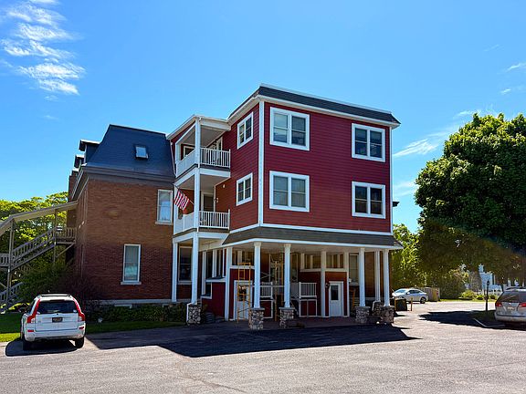 3rd image of 380 Church St