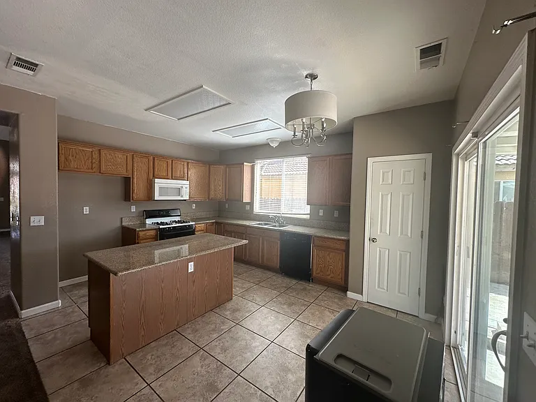 2862 Pico Ave — Photo 8