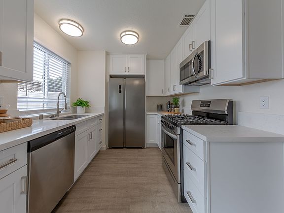 5th image of 938 N Fig St N #11