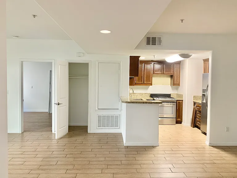 The Watermarque Apartments — Photo 12