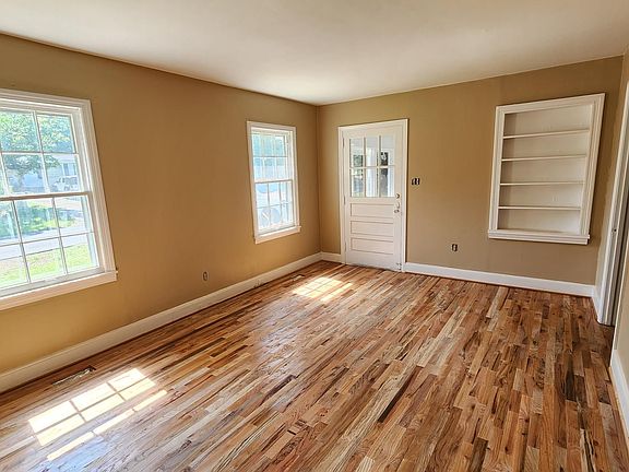 4th image of 2628 12th Ave E