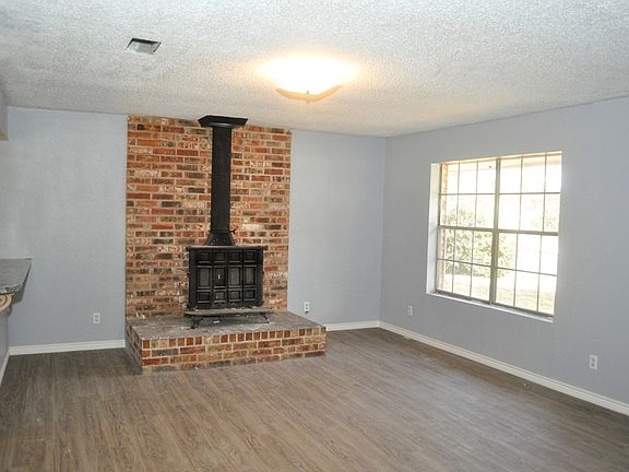 2nd image of 915 Curlew St