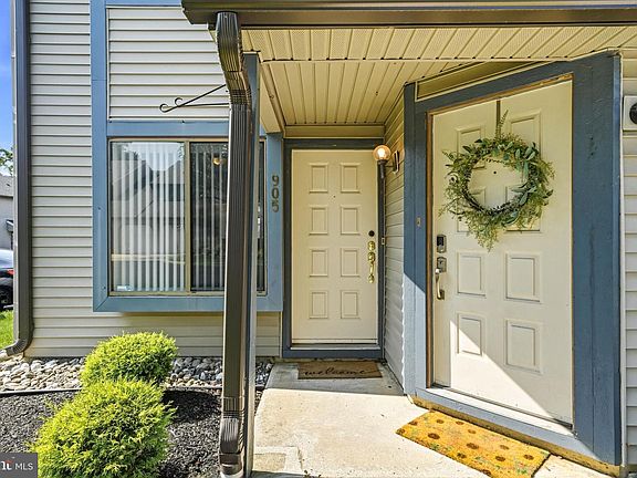 3rd image of 905 Chesterwood Ct