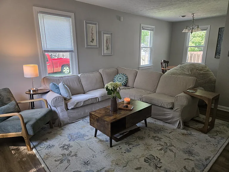 1115 Stewart Dr — Photo 2