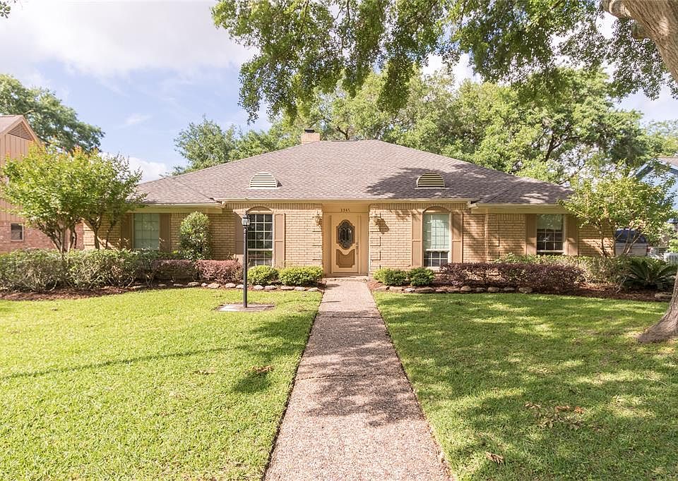 Great 1 story house on one of the prettiest streets in Quail Valley