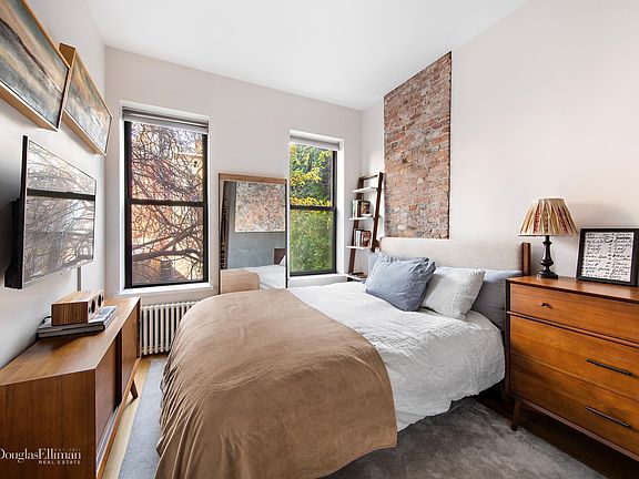 4th image of 327 W 11th St APT 2R