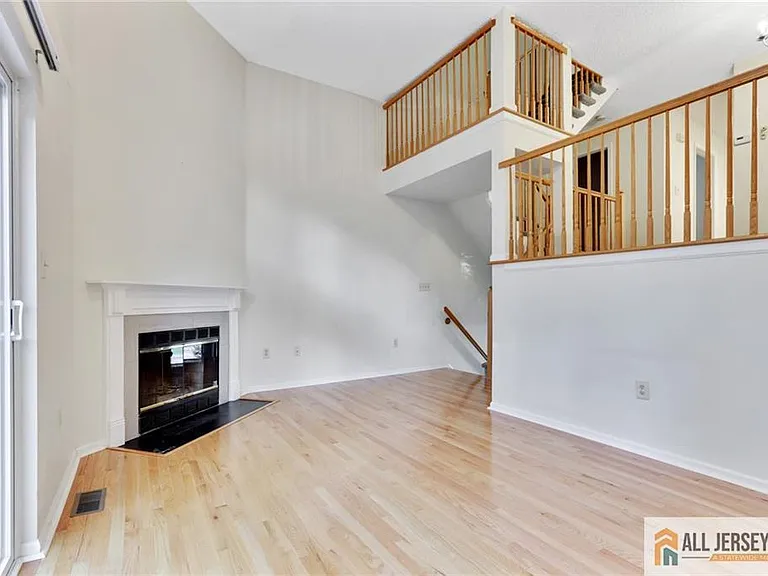 140 S Barrow Pl — Photo 2