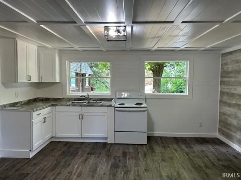4261 S Lakeshore Dr — Photo 2