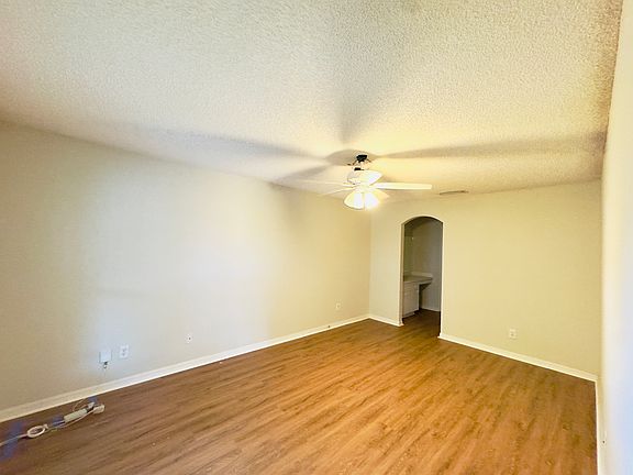 4th image of 858 Villa Dr