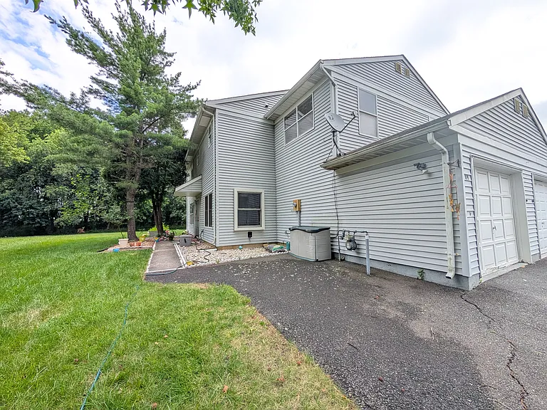 89 Wyndmoor Dr — Photo 2