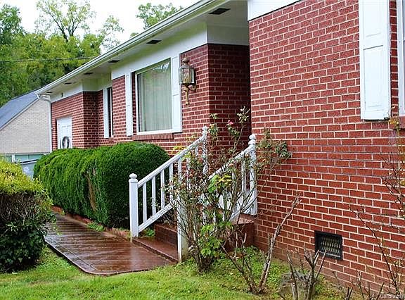 3rd image of 726 Circle Dr NE