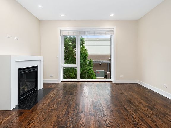 4th image of 3514 N Sacramento Ave #3S