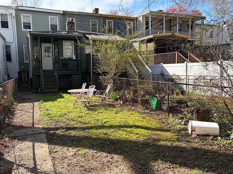 337 S Laurel St — Photo 12