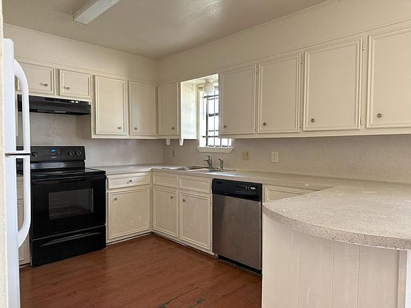 5th image of 202 Monterrey Dr