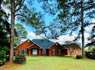 208 Berry Dr, Broxton, GA 31519