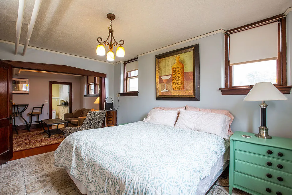 Studio, 650 sqft, $1,300 — Photo 2