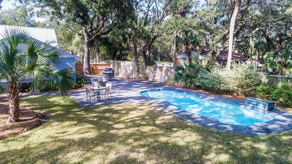 2100 Waterway Blvd — Photo 2