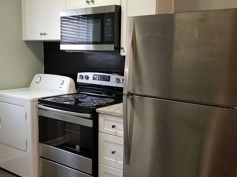 Avondale III Apartments — Photo 23