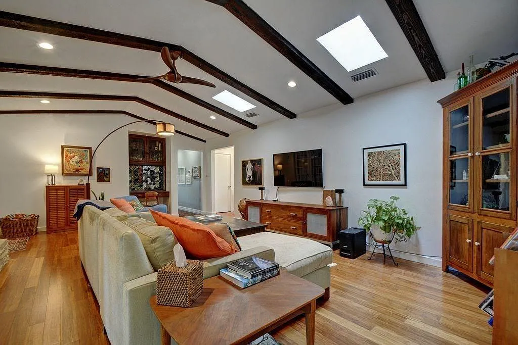 4 bed, 2.5 bath, 2624 sqft, $3,995 — Photo 1