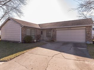 1837 Williamsburg Dr, Streamwood, IL 60107