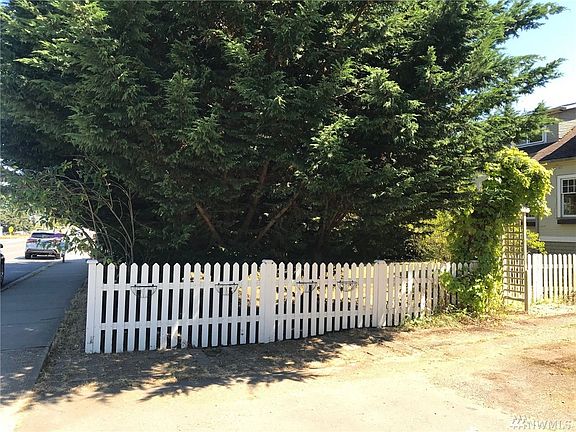 3rd image of 620 E Lauridsen Blvd