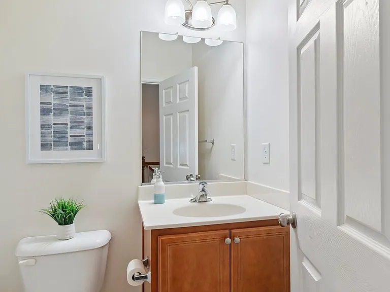 650 Claire Ln — Photo 3