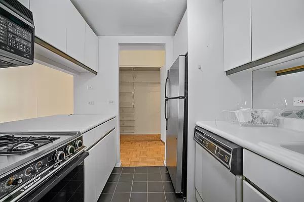 2nd image of 250 W 89th St APT 2J