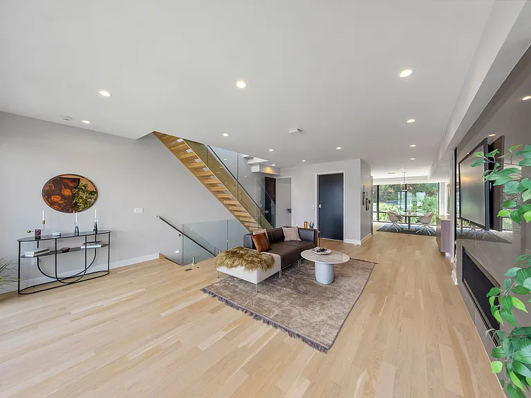 8824 Churchill Rd — Photo 35