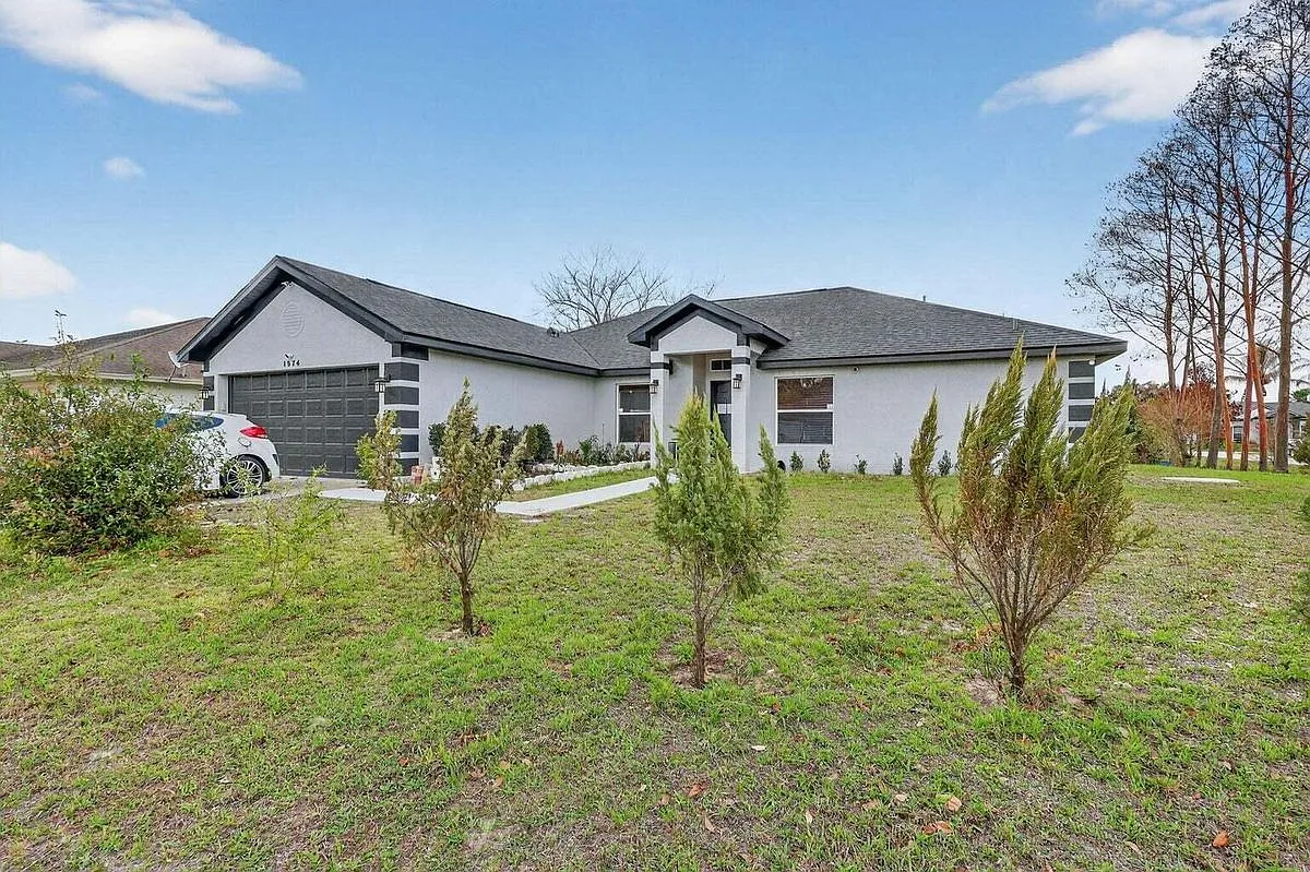 3 bed, 2.0 bath, 1858 sqft, $3,000 — Photo 3