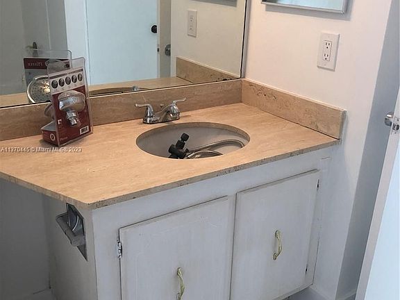 5th image of 600 NE 36th St APT 316