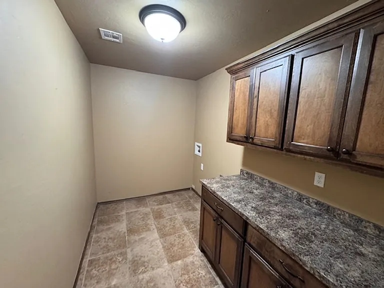 2716 Valley View Dr — Photo 14