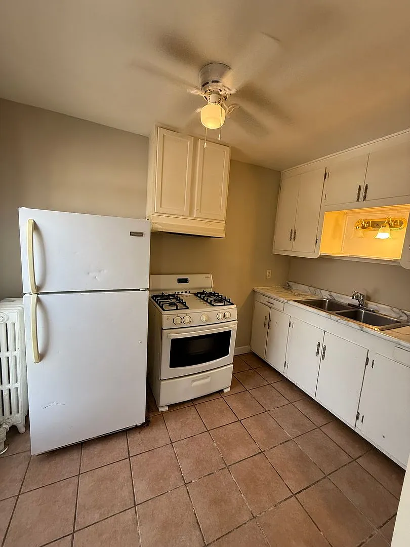562 Edmund Ave W — Photo 3