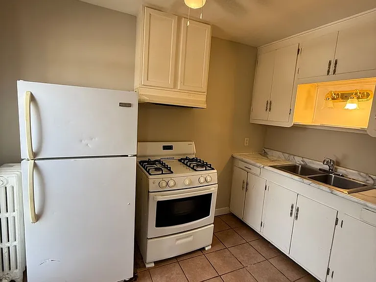 562 W Edmund Ave — Photo 3
