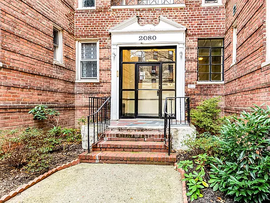 Sold by REMAX Distinguished Homes | media 32