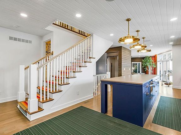 5th image of 114 Lakeshore Dr W