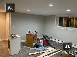 8 Bryon Rd APT 1, Chestnut Hill, MA 02467