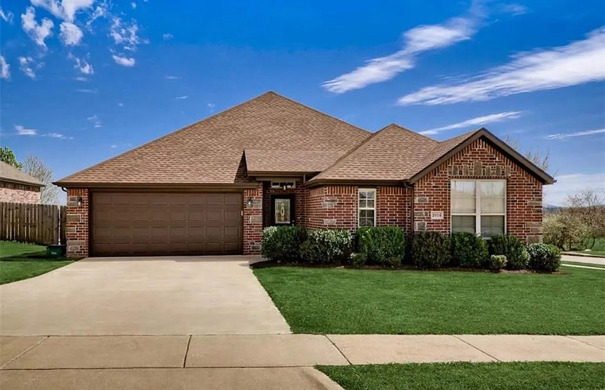 3 bed, 1856 sqft, $2,200 — Photo 3