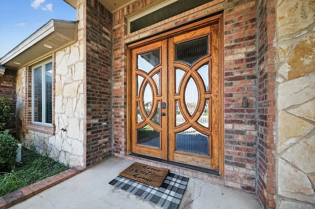 4 bed, 2564 sqft, $4,300 — Photo 2