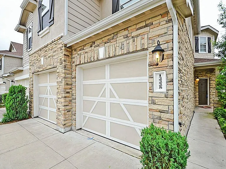 12225 Medina Lake Dr — Photo 2