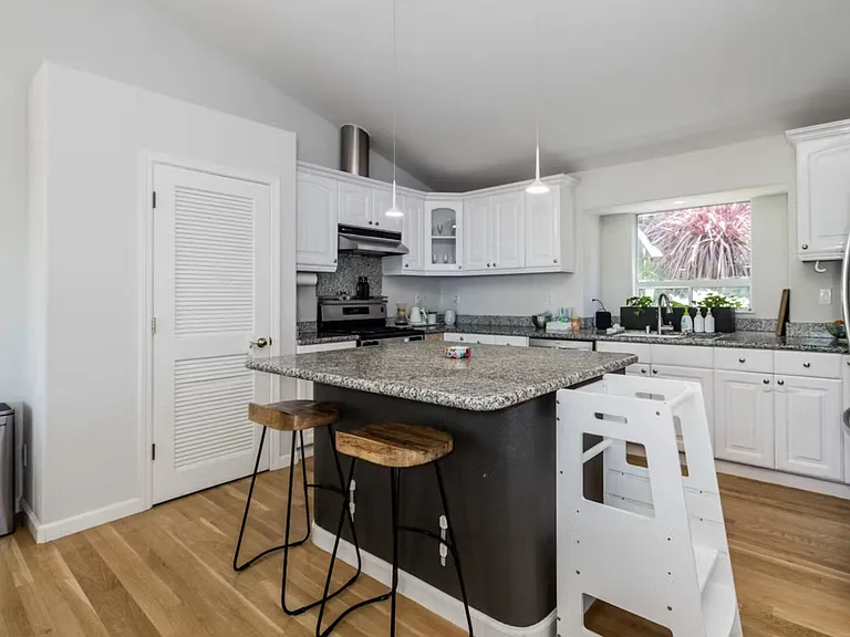 Thorndale Dr — Photo 8