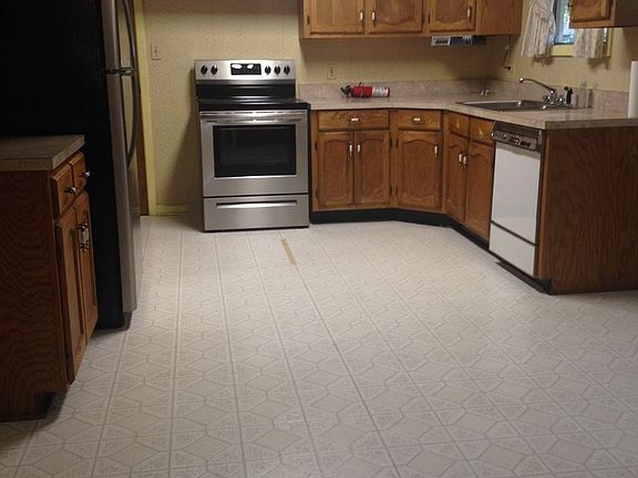 5th image of 124 Woodrow St