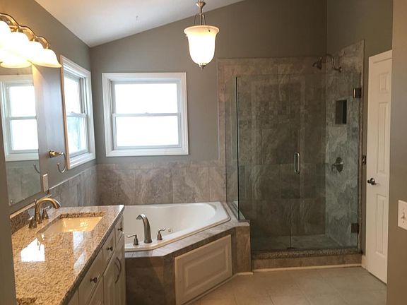 5th image of 143 Fox Glen Dr W