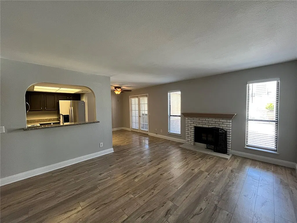 2 bed, 2.0 bath, 1004 sqft, $1,300 — Photo 4