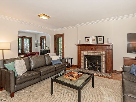 3rd image of 1351 Oakridge Dr