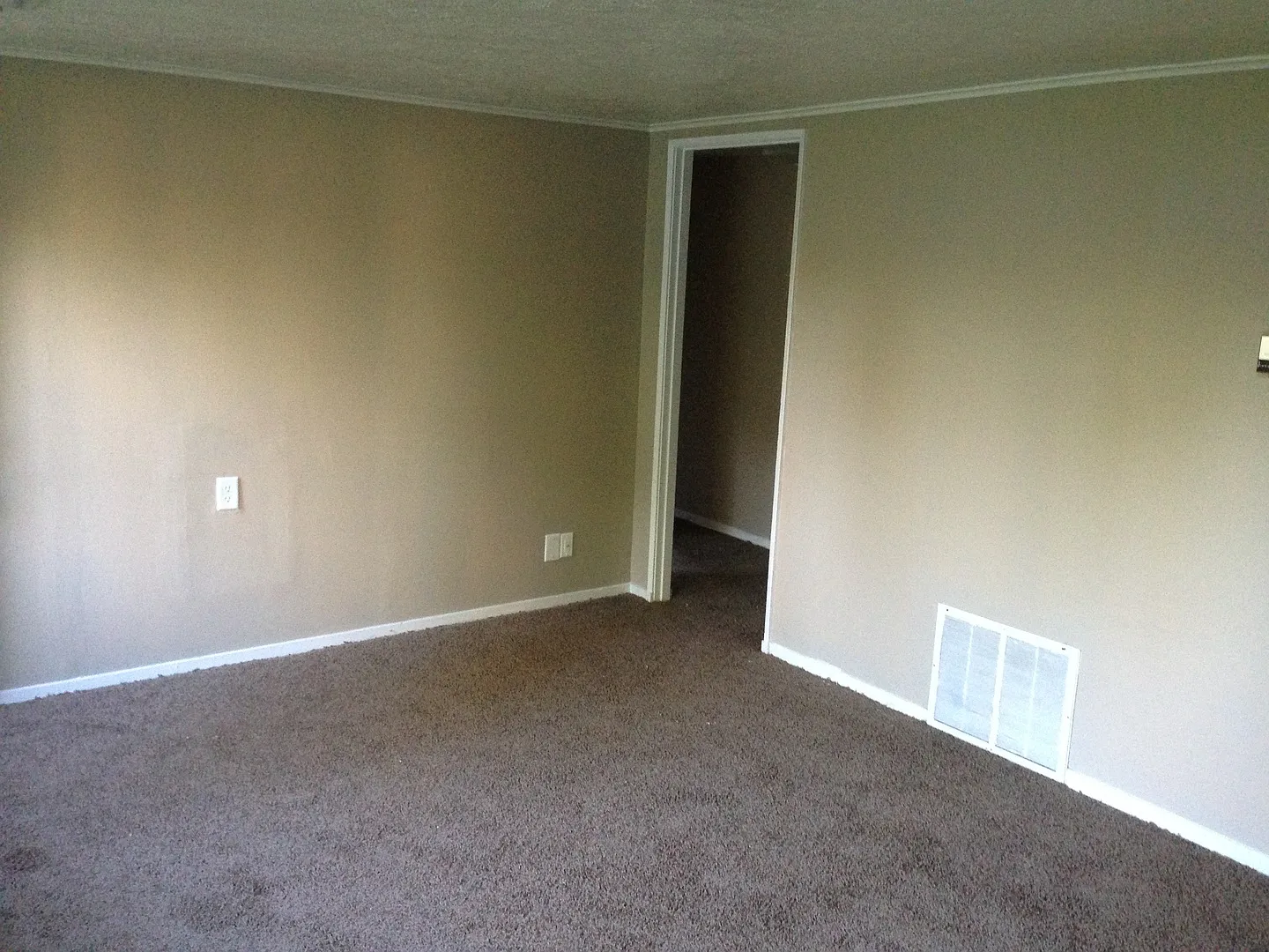 Large 3bd/1bth Single Family Home Near Caterpillar/Newtown Fitness — Photo 4