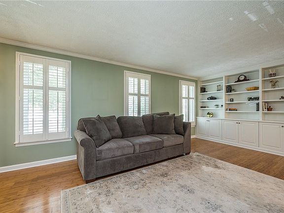 4th image of 564 Sunset Dr