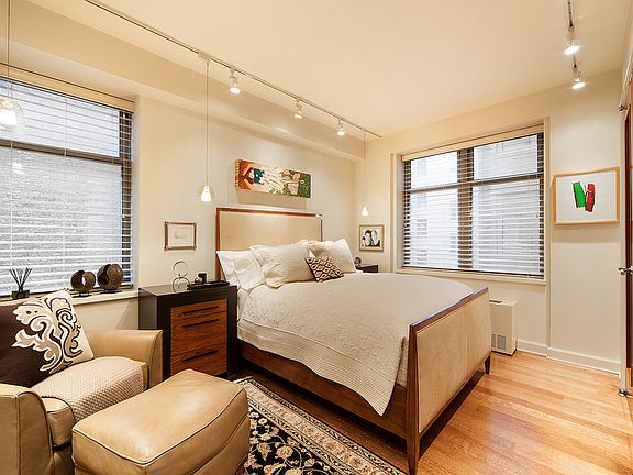 4th image of 100 W 58th St APT 10B